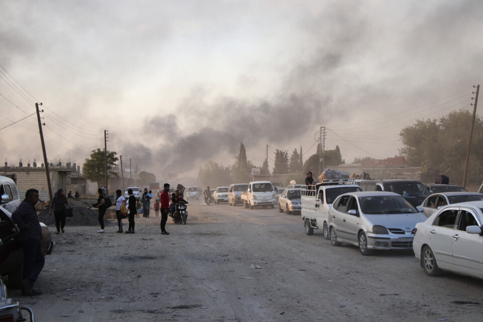 Syrier flyr den angripna staden Ras al-Ain i nordöstra Syrien.