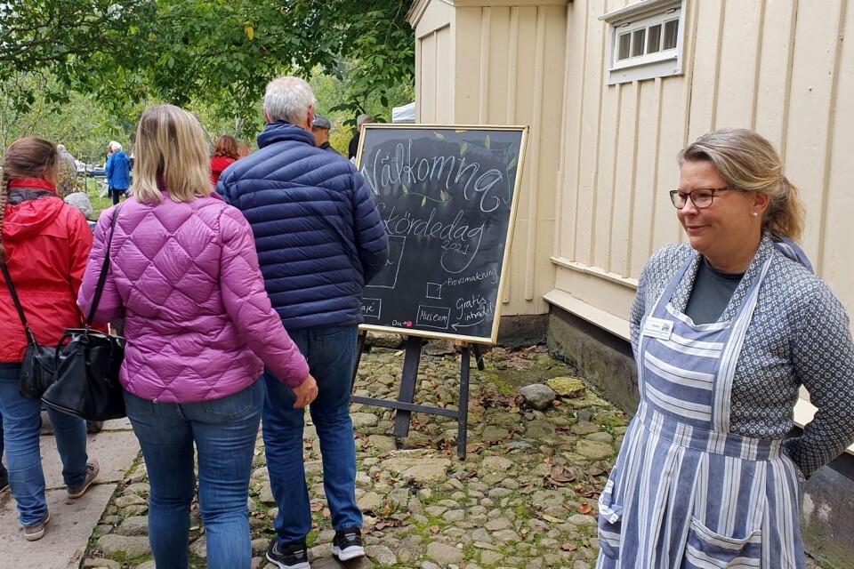 Emma Angelin Holmén, kulturutvecklare på Kalmar kommun och delaktig med gårdens aktiviteter, hälsade besökarna välkomna till skördedagen.