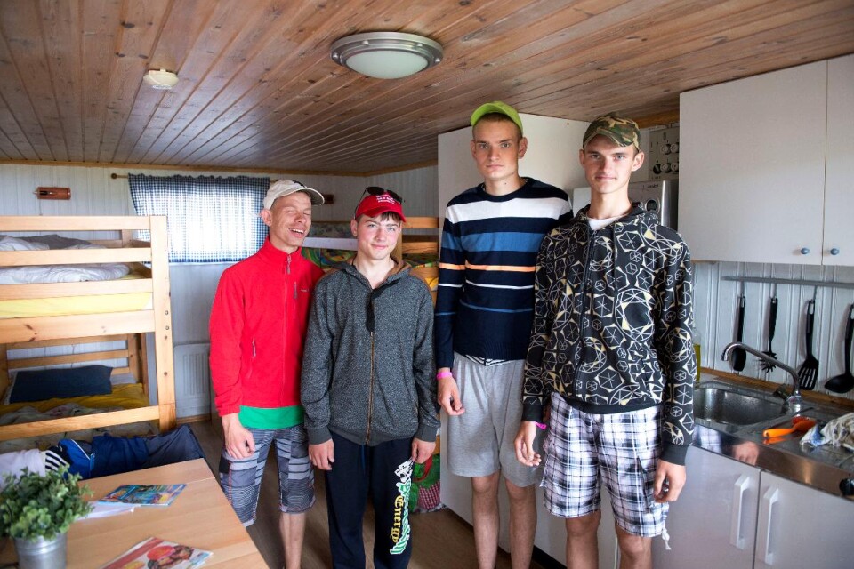 Sergejus, Rastislavas, Tomas och Paulius i en av lägrets stugor på Tredenborgs camping. Lägerdeltagarna gör sin egen frukost men äter gemensam lunch och middag.
