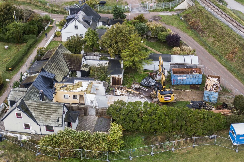 På normalt sett fridfulla Östra stranden mullrar det nu av grävmaskiner som utplånar hus och jämnar dem med marken, skriver Peter Svensson.