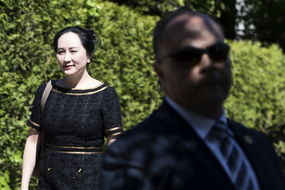 "Huaweiprinsessan" Meng Wanzhou och en säkerhetsvakt i förra veckan när en kanadensisk domstol beslutade att hon ska hållas kvar i Kanada. Arkivbild.
