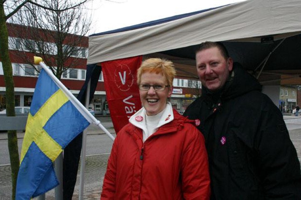 Barbro och Tomas Ridell flaggade för kvinnodagen i Bollebygd.