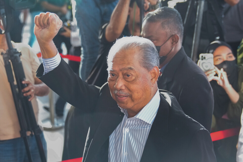 Malaysias tidigare premiärminister Muhyiddin Yassin höjde näven när han infann sig i domstolen i Kuala Lumpur på fredagen.