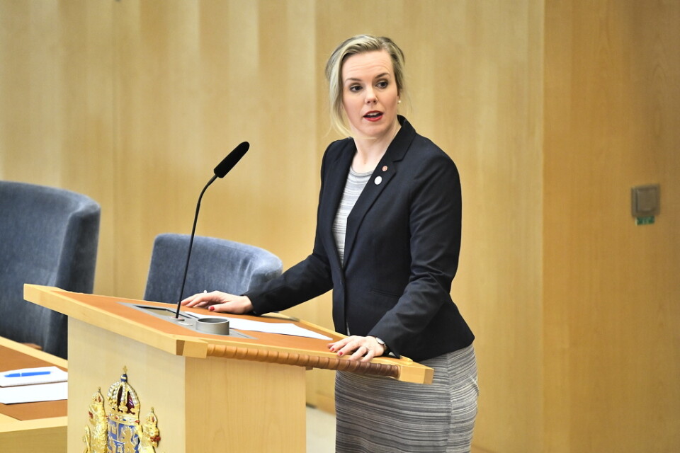 Linda Westerlund Snecker (V) i riksdagens talarstol.