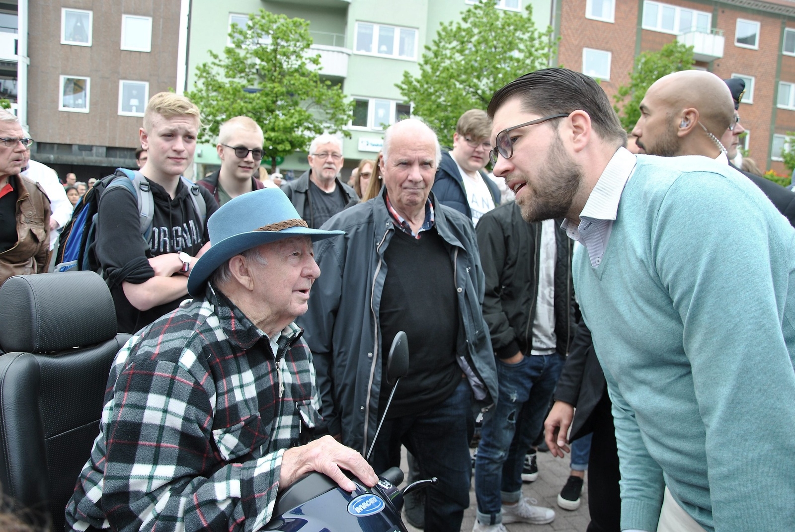Nils Nilsson passade på att ställa några frågor till Jimme Åkesson när han var på snabbvisit i Hässleholm.