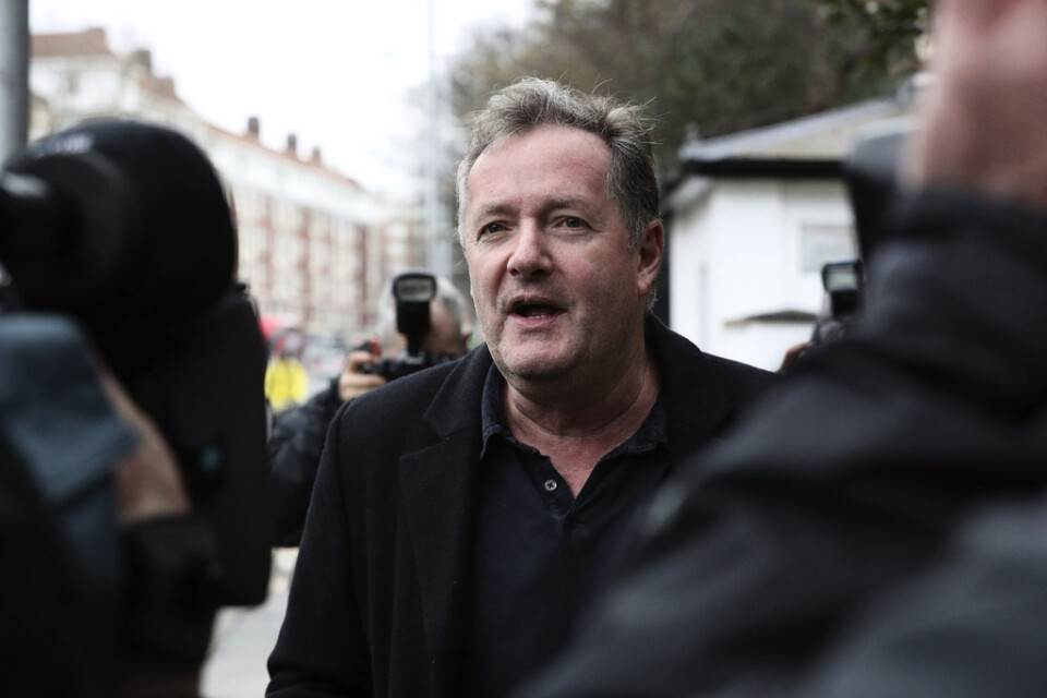 Den brittiske tv-journalisten Piers Morgan möter reportrar utanför sitt hem i Kensington i centrala London efter att han lämnat sitt jobb som värd för programmet “Good Morning Britain” sedan han fällt kontroversiella kommentarer om hertiginnan av Sussex, Meghan Markle.