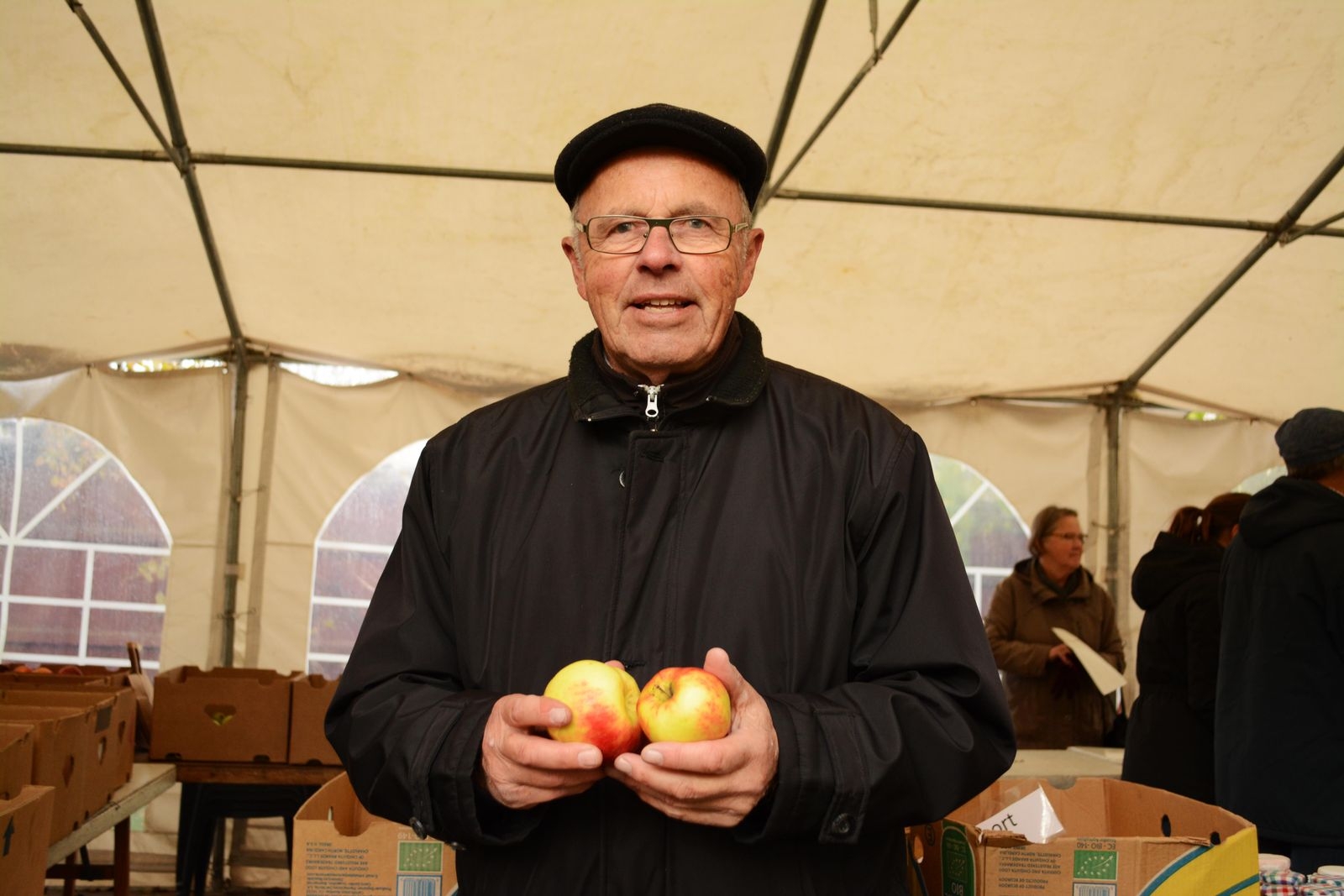 Sven-Evert Arvidsson, ordförande på Krusenstiernska gården, hade fullt upp med att fylla på äpplen i lådorna.