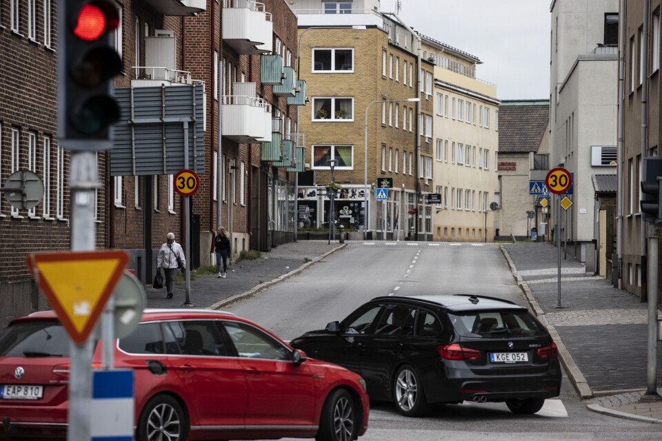 Skribenten föreslår att man inte ska få köra ut på Strandgatan och Hamngatan från till exempel Hansagatan.