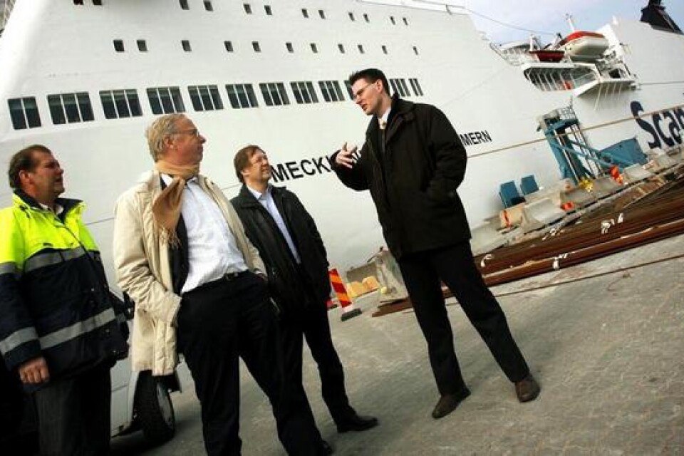 Jim Leveau visade runt Gunnar Hökmark, Göran Gärtner och Ulf Bingsgård. Lågkonjunkturen märks i Trelleborgs hamn, fick Hökmark veta. Foto: Tomas Nyberg