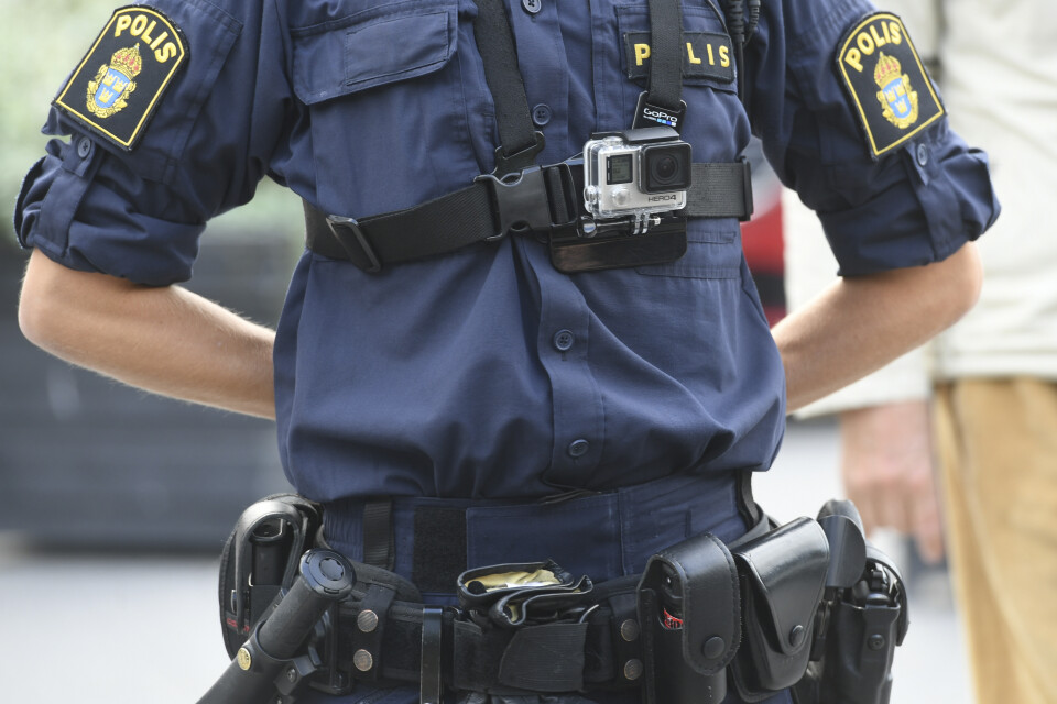 En polis utrustad med kroppskamera. Arkivbild.