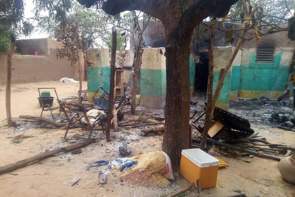 Utbrända hus och förödelser efter en etniskt grundad attack mot byn Ogossogou i Mali i mars. Arkivbild.