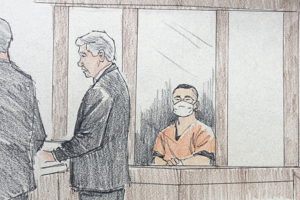 De tre poliserna, klädda i orange fängelseoveraller, ställdes inför domaren en och en. Illustration.