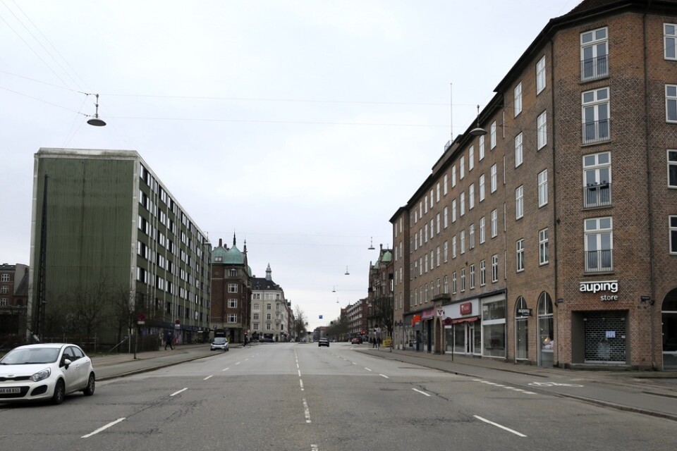 Østerbrogade i Köpenhamn. Danmarks regering har förlängt de restriktioner som införts på grund av coronaviruset och förbereder sig nu för att kunna skärpa dem ytterligare. Arkivbild.