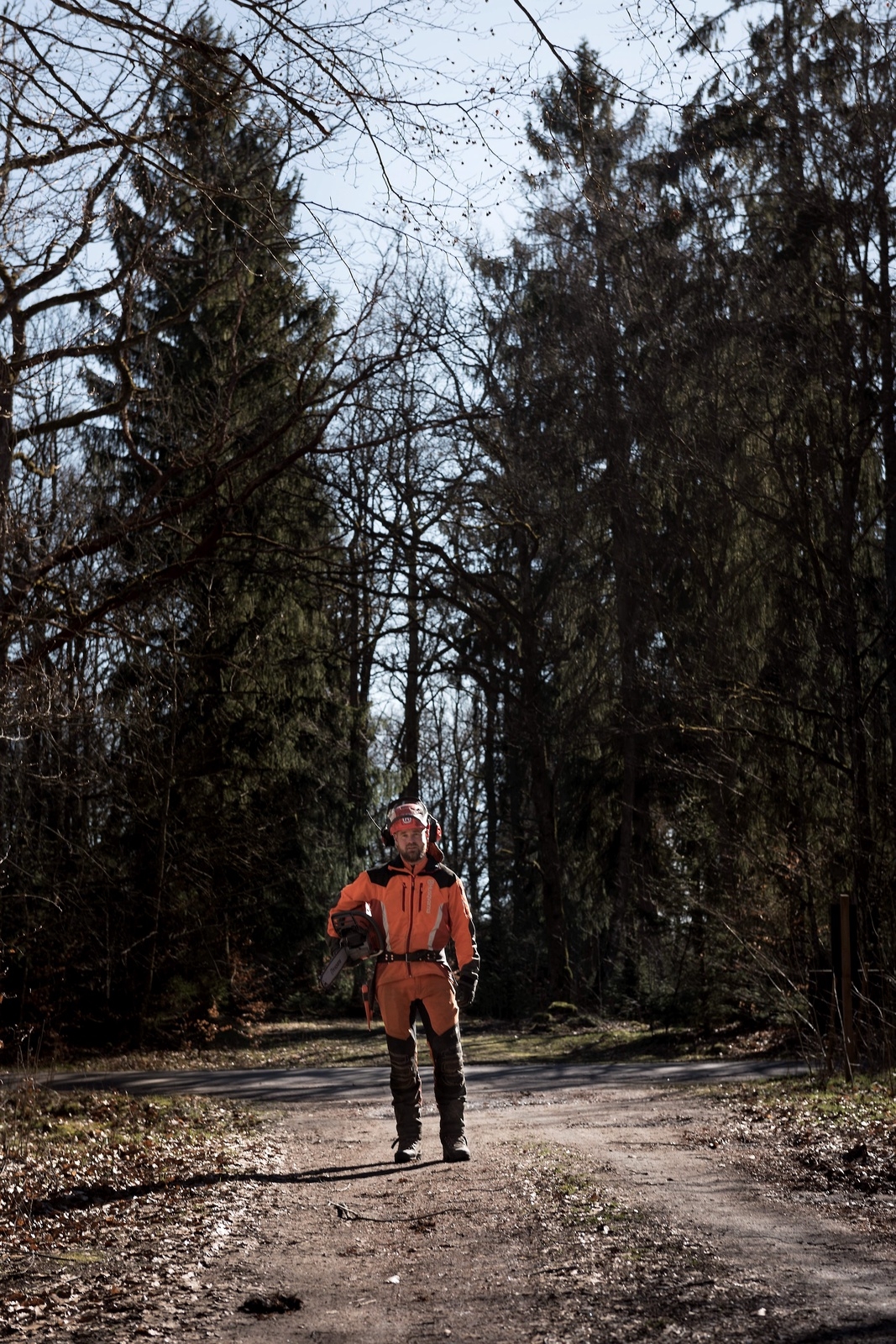 Ola Olsson, på väg ut för att gallra i Hovdala skogar. Foto: Sofia Åström