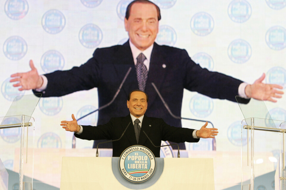 Italiens meste premiärminister Silvio Berlusconi har avlidit. Här presenterar han partirörelsen Frihetens folk år 2009, då hans Heja Italien-parti gick ihop med ett nationalistparti.