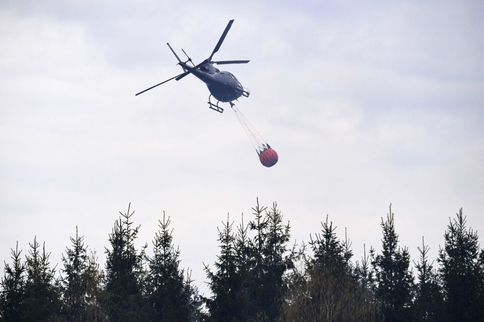 En av skogsbränderna i närheten av Gävle ska också vattenbombas av två helikoptrar. Arkivbild.