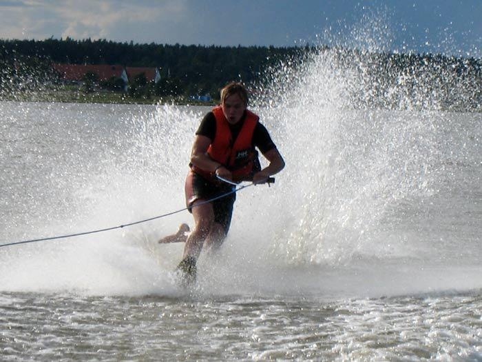 Hampus Selin åker vattenskidor i Mälaren. Pappa Tomas Selin, Kinna, fotograferade.