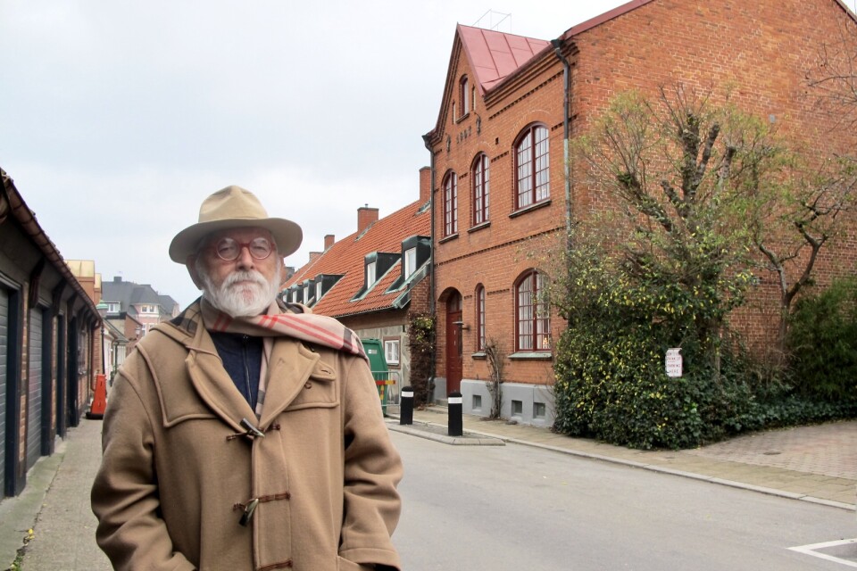 Ivo Holmqvist, författare, boende i Glemmingebro, här framför hus på Lilla Östergatan, ritat av PeterBoisen.