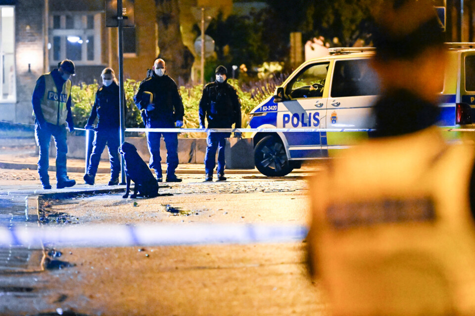 Polis på den misstänkta brottsplatsen sedan en man blivit skottskadad i Landskrona.