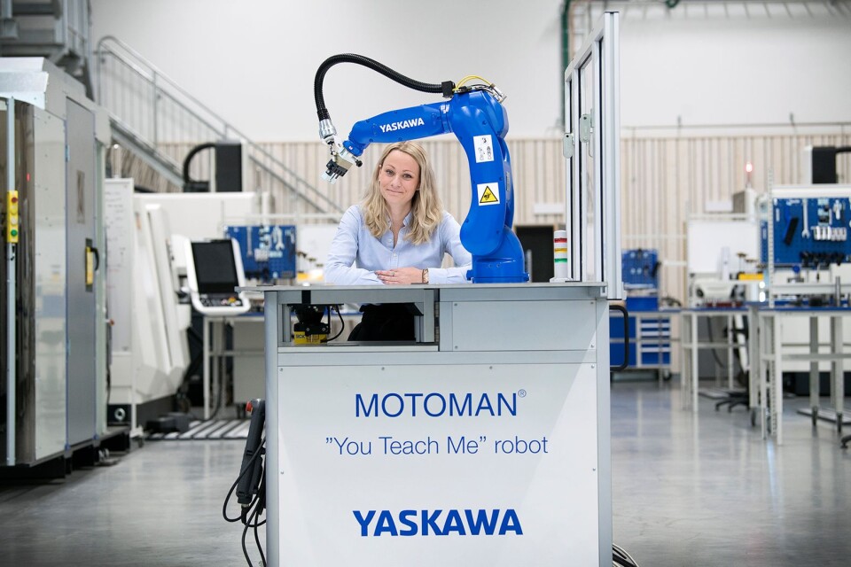 På Epic finns toppmodern utrustning, som den här roboten, visar Maja Karlberg, verksamhetsansvarig.