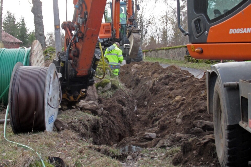 Nu grävs det för fullt för fiber söder om väg 15 från Osby till Visseltofta. 				                   FOTO: PRIVAT