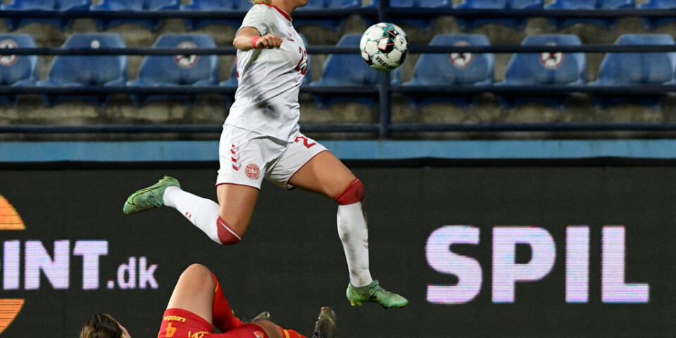 Danmarks Sofie Svava, i vitt, under en VM-kvalmatch mot Montenegro i oktober.