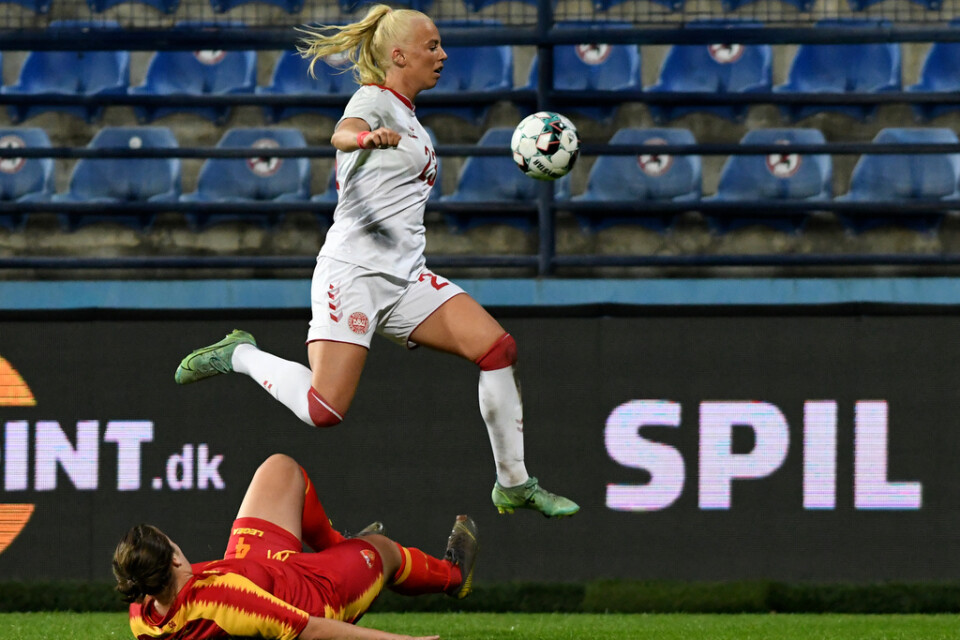 Danmarks Sofie Svava, i vitt, under en VM-kvalmatch mot Montenegro i oktober.