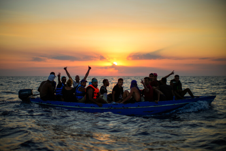 Migranter ombord på en båt på väg från Tunisien. Arkivbild.