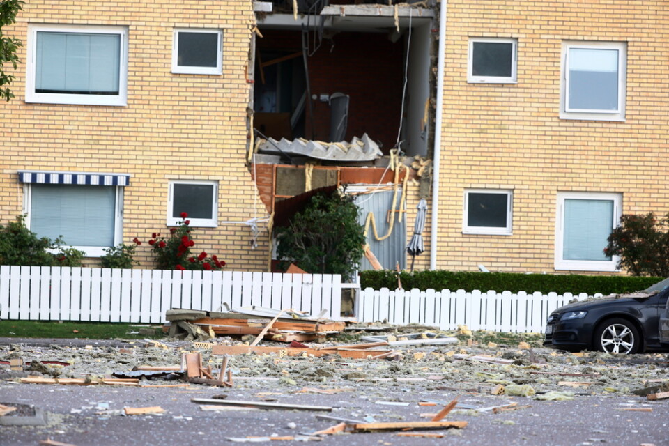 Trasiga fönster efter en kraftig explosion i ett bostadshus i området Ekholmen som också har sprängt bort ytterväggen.