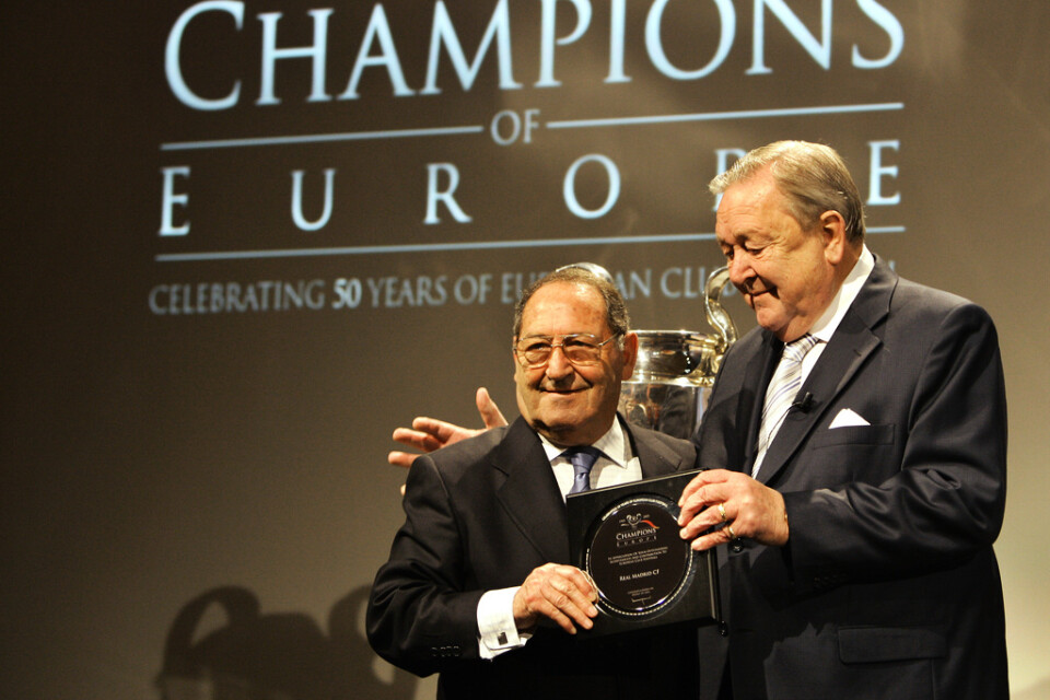 Francisco "Paco" Gento hedras av Uefas dåvarande ordförande Lennart Johansson när den europeiska cupfotbollen firade 50 år 2005. Nu är båda borta.