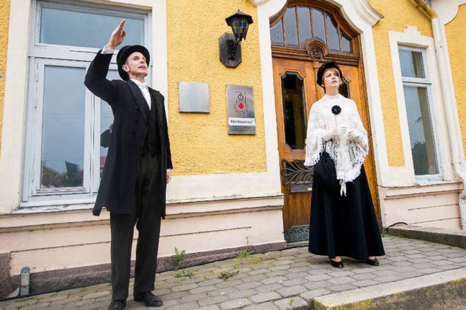 Vid borgmästaregården i Ronneby får gruppen påhälsning av kända Ronnebyprofilen och borgmästaren Ernst Flensburg och hans fru Anna som berättar om tidiga 1900-talets Ronneby. Ett inslag som Ronneby Folkteater står för.