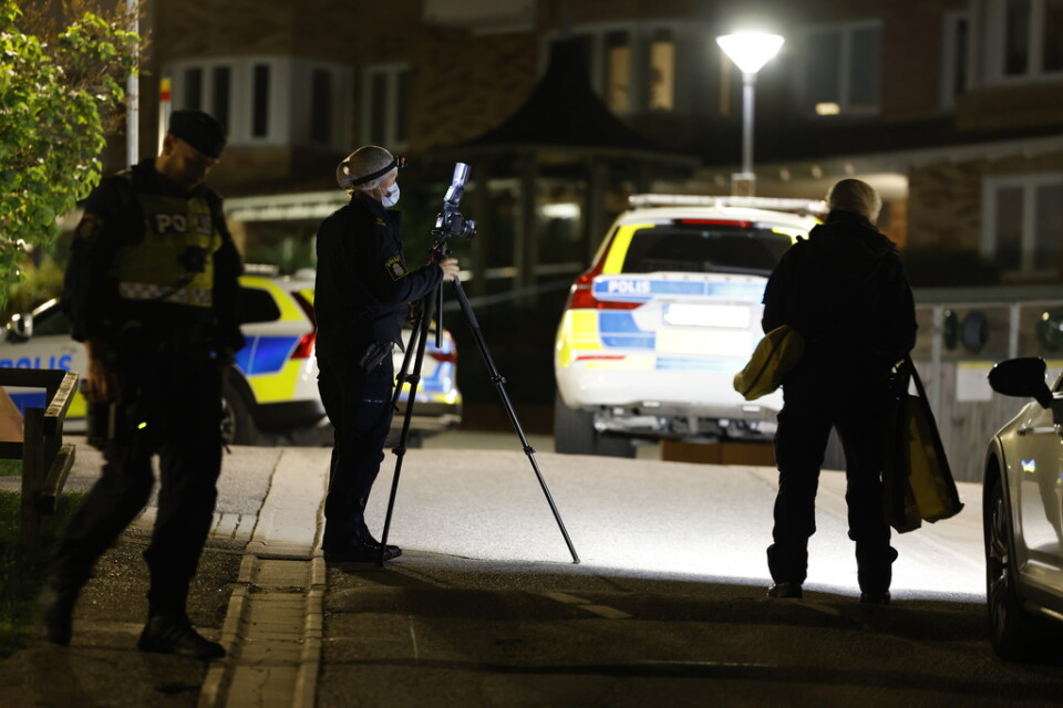 Polisens tekniker på plats efter det att två personer skjutits i Södertälje.