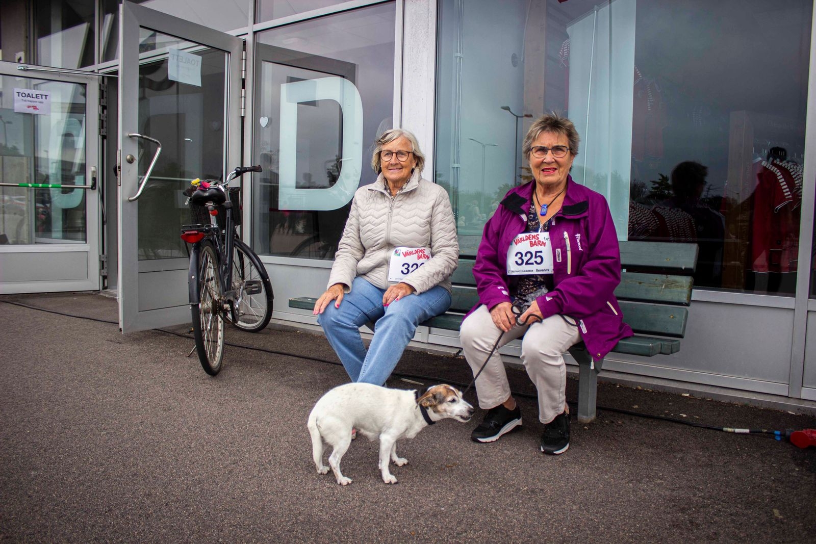 Kerstin Quist från Kalmar och Britt-Marie Engkvist från Böle gick loppet tillsammans med hunden Rally. – Vi tycker om att promenera, sen att det för en bra sak är bara bonus.