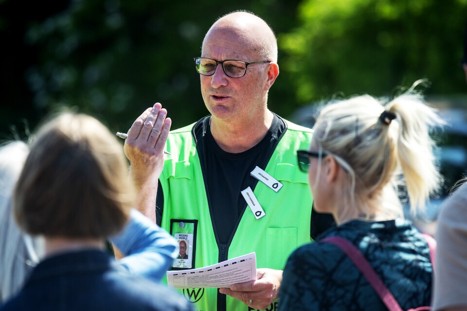 Missing Peoples insatsledare Ralf Bjaerström instruerar de frivilliga innan de ger sig ut.