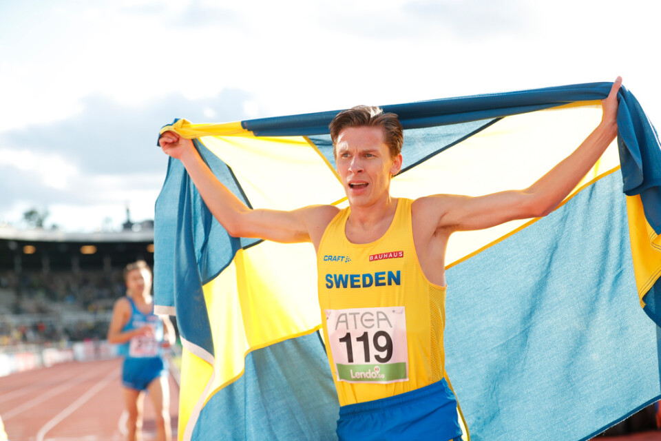 Andreas Almgren firar efter segern i Finnkampen.