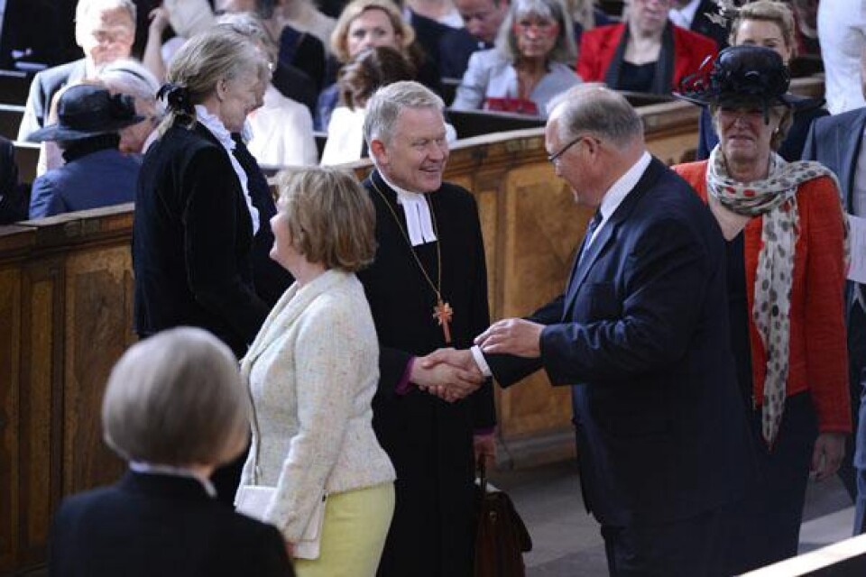 Anitra Steen och Göran Persson hälsar ärkebiskop Anders Wejryd då de anländer till prinsessan Estelles dopceremoni i Slottskyrkan på tisdagen.