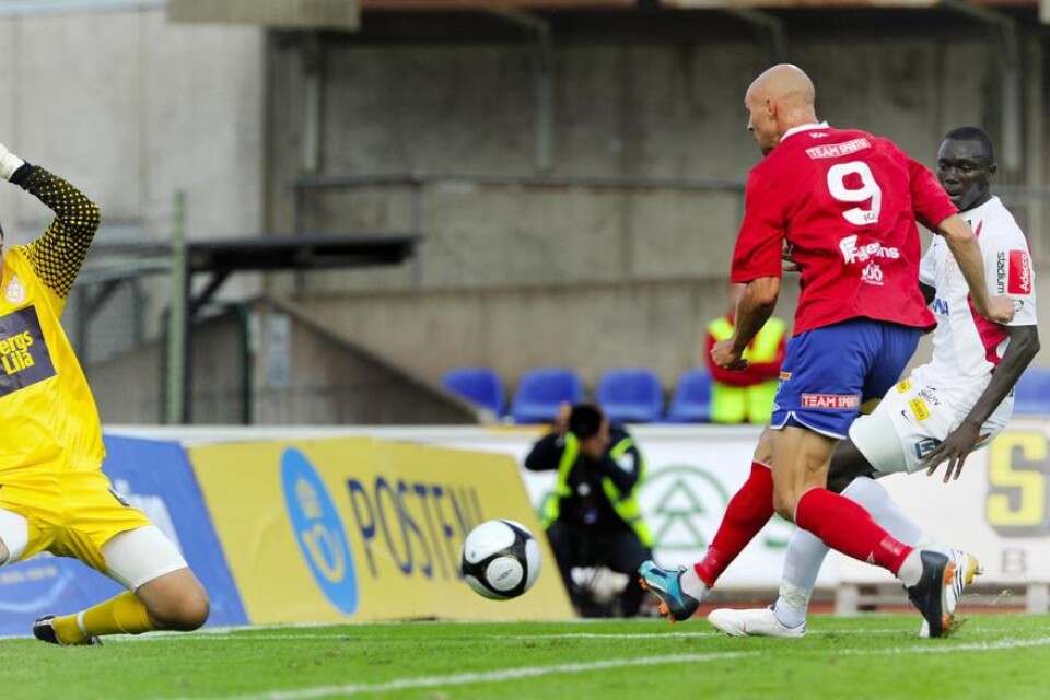 Freddy Borg ger Öster ledningen med 1-0 hemma mot Assyriska. Foto: STEFAN NILSSON