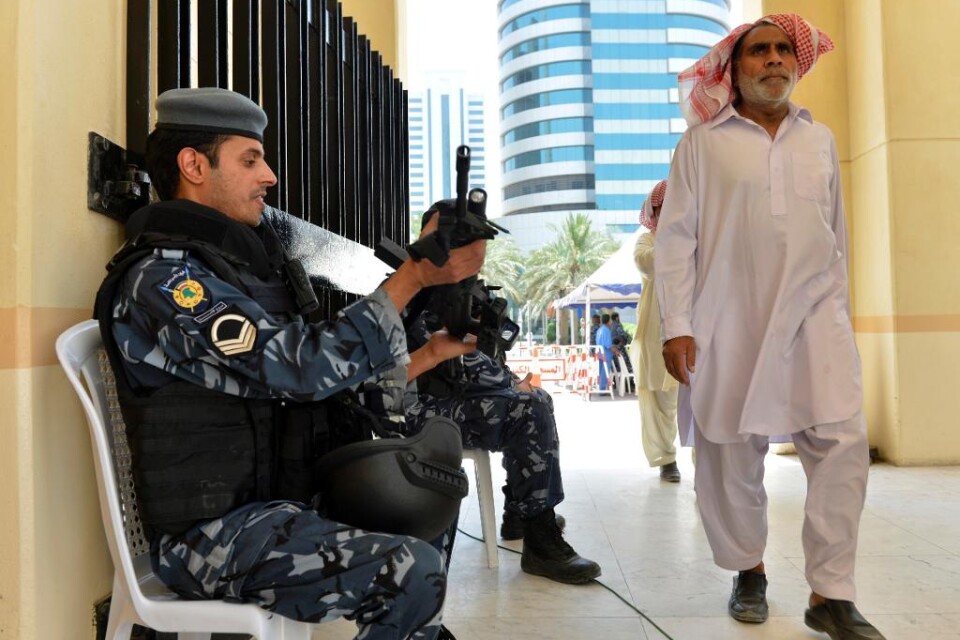 Tre saudiska bröder har gripits i samband med utredningen av bombdådet mot en shiitisk moské i huvudstaden i Kuwait. Männen greps i Saudiarabien, enligt landets inrikesdepartement. Den extrema islamistgruppen Islamiska staten (IS) har tagit på sig ansva