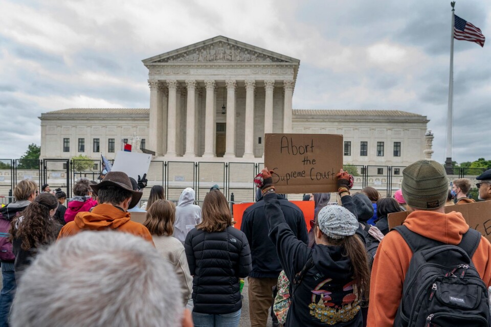En demonstration för aborträtten vid USA:s högsta domstol, efter att uppgifter läckt om att abortlagstiftningen kan komma att rivas upp.