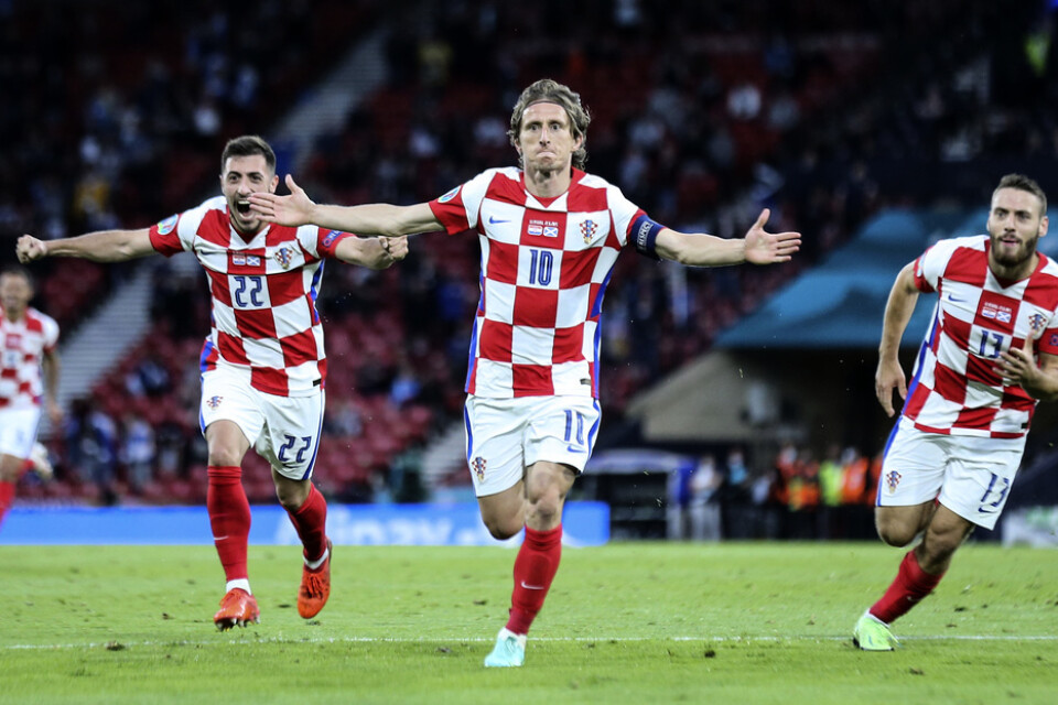 Kroatiens storstjärna Luka Modric, mitten, jublar efter att ha gjort 2–1 mot Skottland med ett drömmål.