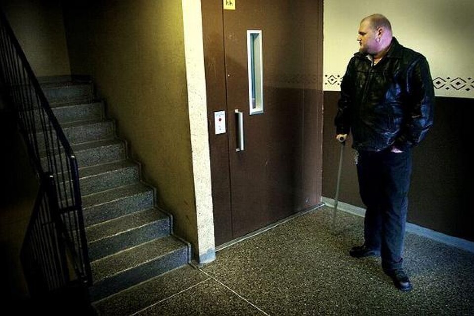 Fick asa sig upp Kristian Jönsson bor på fjärde våningen och klarar sig inte utan hiss. Bild: Peter Åklundh