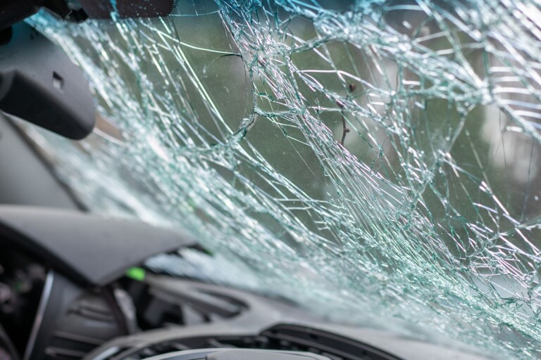 Öland: Fönsterruta spräcktes och bilruta krossades
