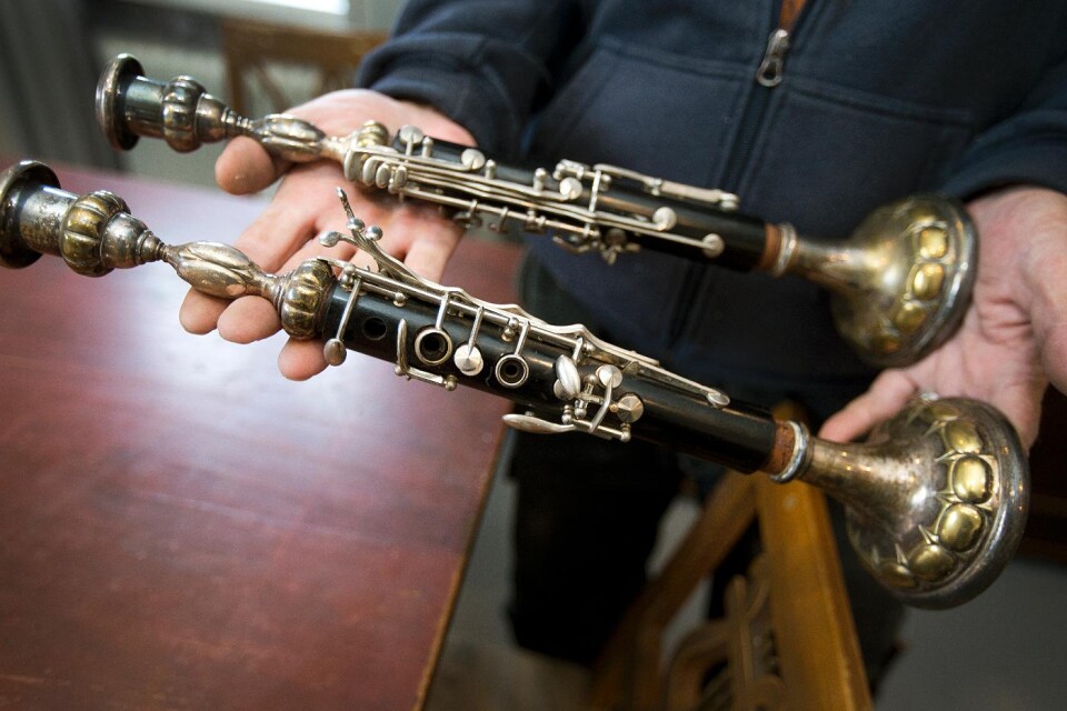 Joris favoritljusstakar. Det är delar från en gammal, trasig klarinett. Mässingdelarna kommer från en gammal ljusstake som paret hittat på en loppis. Foto: Pernilla Rudenwall Petrie