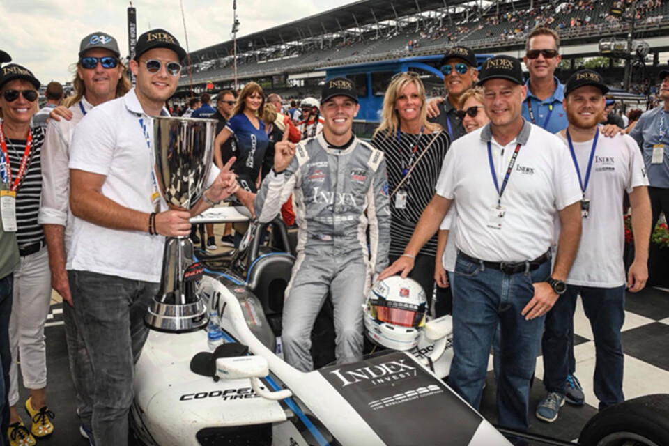 Oliver och hans team efter segern i Indianapolis. Hans motorkarriär sponsras bland annat av det svenska företaget Index Invest, där även Pernilla jobbar.
