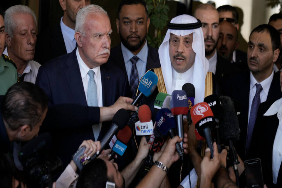 Ambassadören Nayef al-Sudairi håller presskonferens tillsammans med Palestinas utrikesminister Riyad al-Maliki.