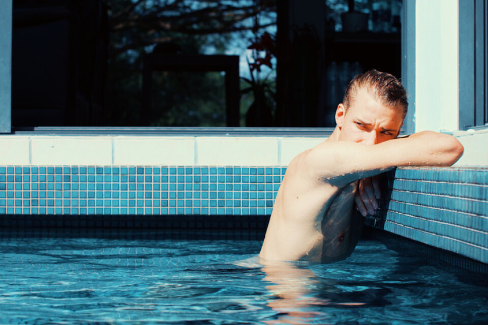 Niclas Gillis spelar huvudrollen som den grubblande Johan som lever lyxliv på Franska Rivieran i ”Pool”. Pressbild.