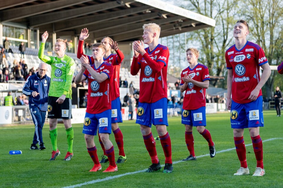 Österspelarna firade segern tillsammans med de tillresta supportrarna på Örjans vall. Från vänster syns: Tobias Andersson, Calle Johansson, Månz Karlsson, Filip Örnblom, Anton Andreasson och Fredrik Lundgren.