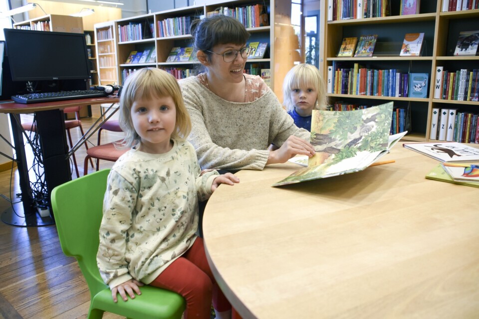Kieran Syri, Josefin Syri och Alvin Boström kan snart besöka ett uppfräschat barnbibliotek.