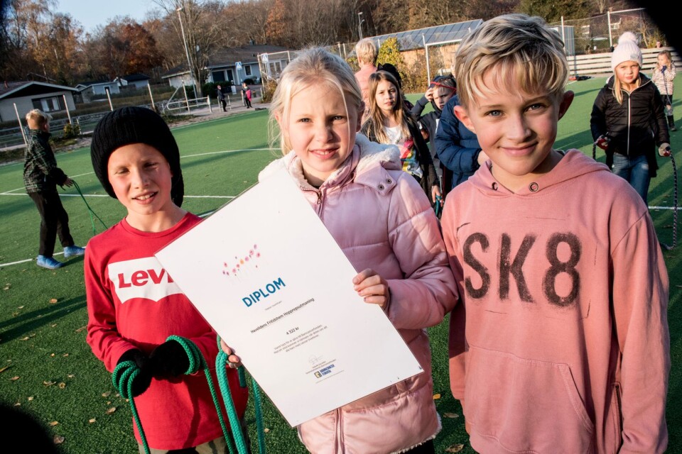 Barnen på fritids har belönades med ett diplom från Barncancerfonden. På bild: Måns Arrskog, Malin Andersson och Valter Wikström