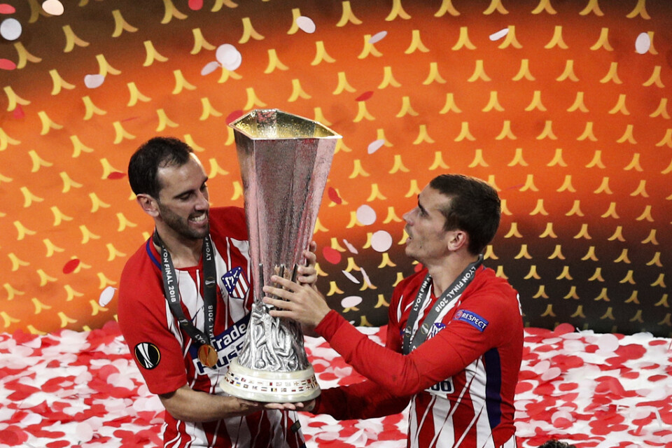 Diego Godin, vänster, lämnar Atlético Madrid efter nio år och två Europa League-titlar. Arkivbild.